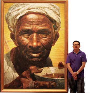 Luo Zhongli posant à côté de son oeuvre. Father, huile sur toile, 227x154cm, 1979, Galerie nationale de Chine, Pékin